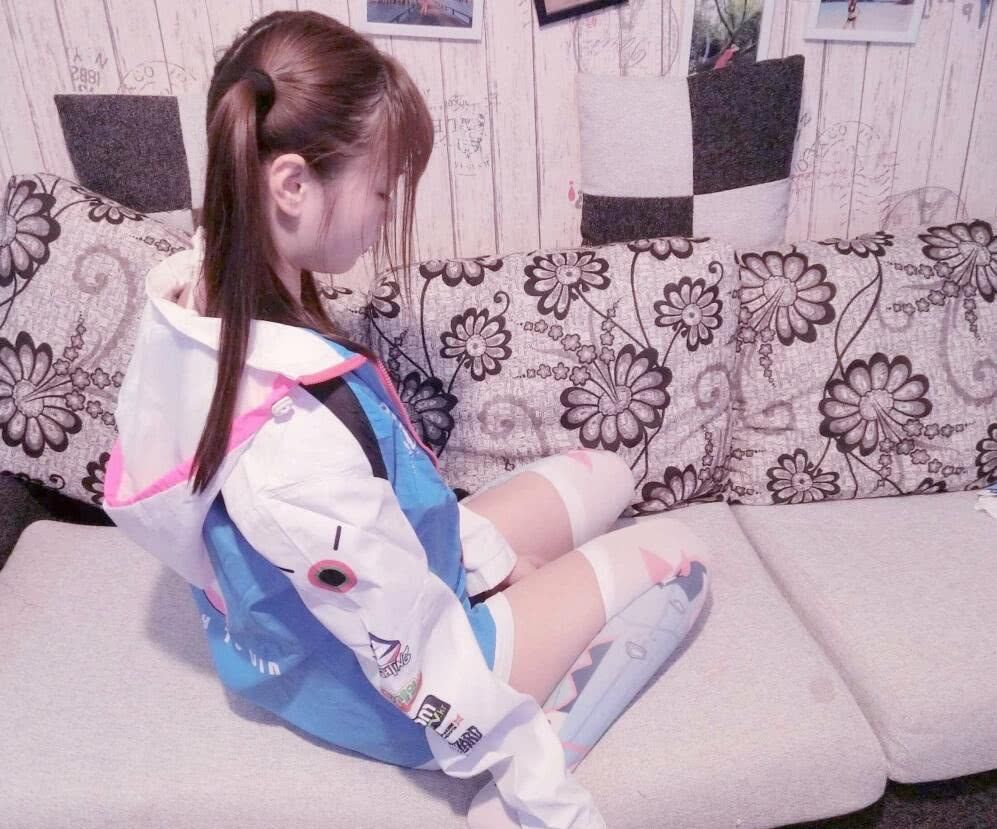 赛高酱看电视太过专注,衣服“脱落”忽然不知!外套里没衣服了?