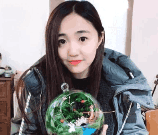 这对夫妻都是央视主持, 妻子52岁仍是童颜, 两人最萌身高差超甜