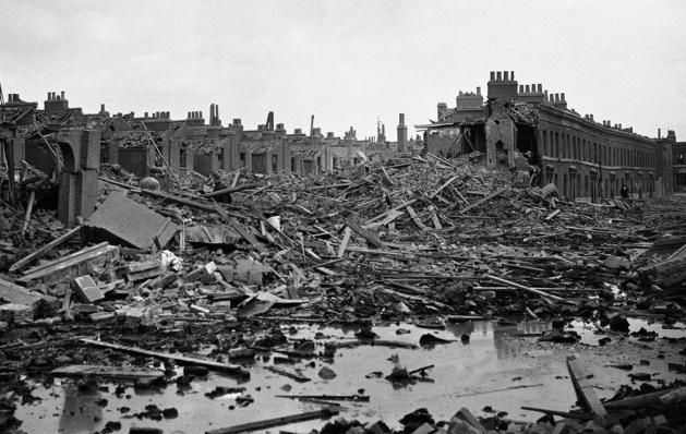 二战照片:德国空袭伦敦,最后一图是刚经历战火的双层客车