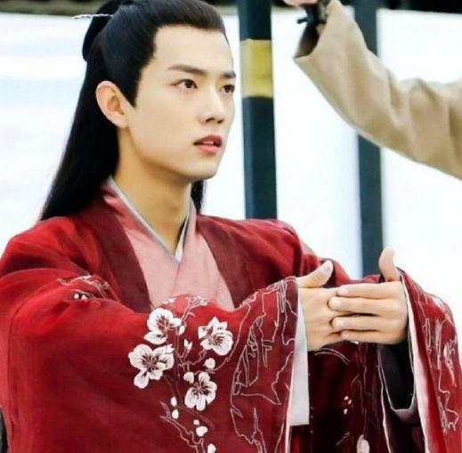 同穿古装红衣:肖战任嘉伦有仙气,王俊凯惊艳,他