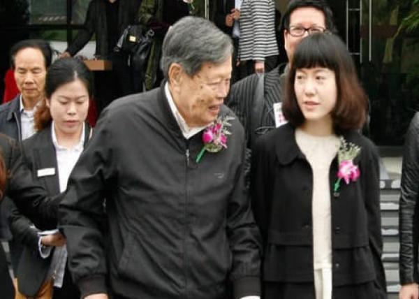 最强老夫少妻,刘强东章泽天不算啥,他大学毕