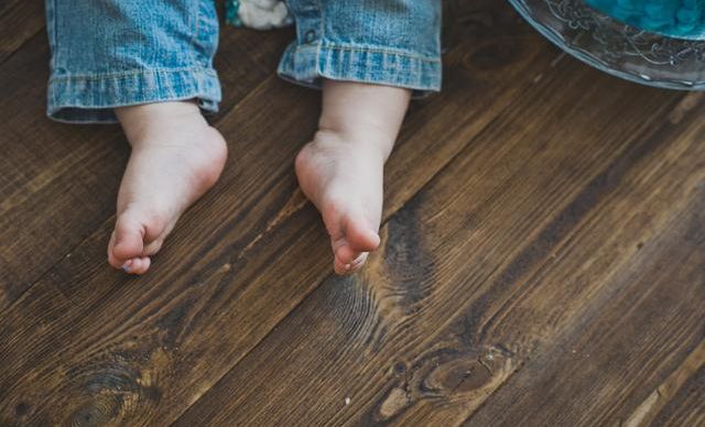 小孩子光脚走路好处多,尤其是第5个,你应该不懂