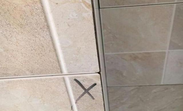 业主说有记号的瓷砖都要返工,可当师傅看到后,却掉头就走