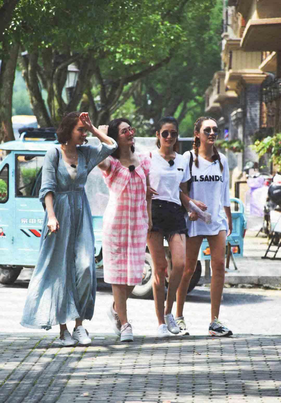 谢娜被应采儿:谢娜与应采儿、颖儿录节目变大姐头与工作人员握手又酷又帅