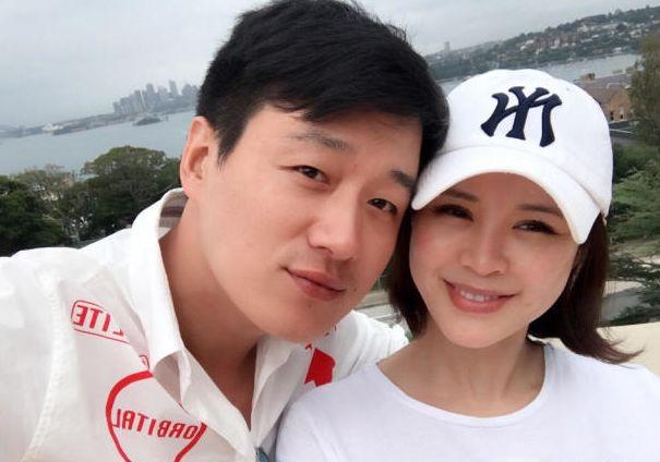 39岁佟大为一家近照，大女儿比老婆还美，二女儿颜值却一言难尽