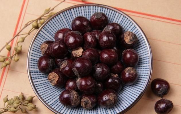 龙眼吃完核别扔，一斤20元，磨粉入药有妙用，适合这些症状的人