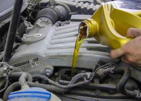 全合成机油能一万公里才换一次？幸好修车师傅告诉我，差点做错了