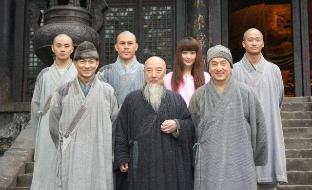 《流浪地球》实时票房超《疯狂的外星人》:黄