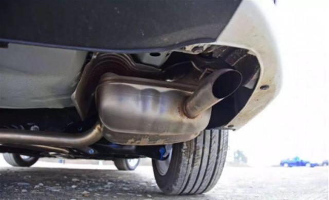 爱车排气管滴水就修？亏大了！