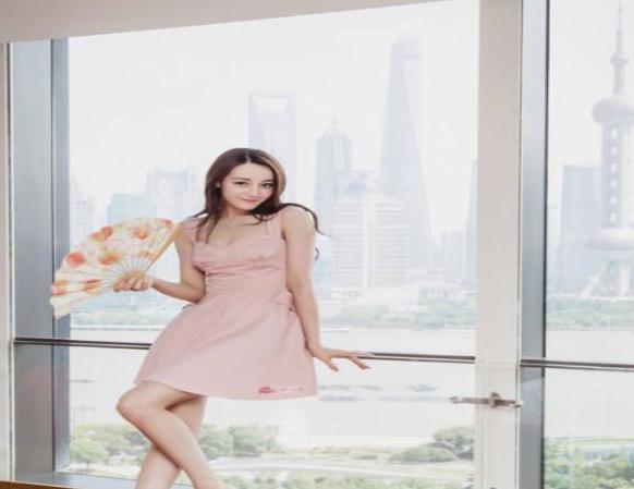 参观迪丽热巴的豪宅,家里设计了超大落地窗,可以眺望一片江景
