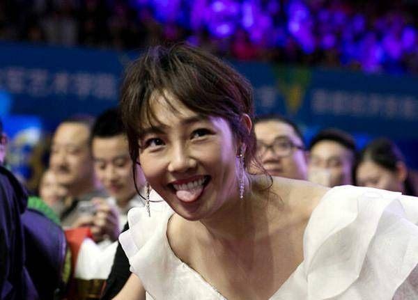 终于知道白百合为什么这么爱吐舌头了,老司机们一语中