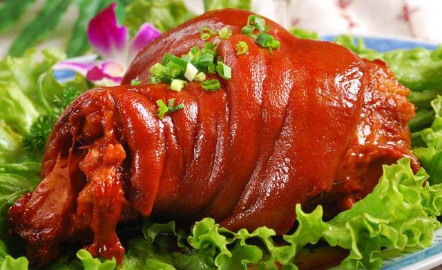 酱肘子鲁菜中的名菜，营养丰富，色香味俱全，酥烂香醇，色浓味厚