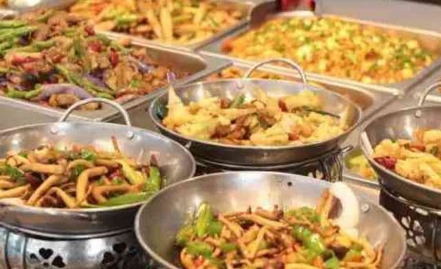 沙特华为员工餐VS中国华为员工餐，差别天上地下，网友：没法比