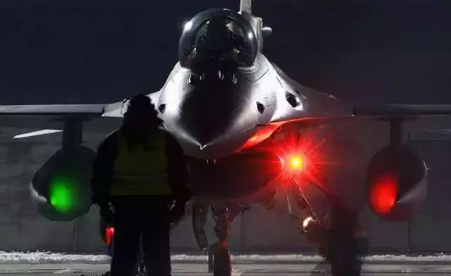 苏联飞行员驾机叛逃,最强战机落入敌手,美国拆