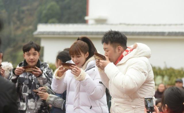 看杜海涛沈梦辰回老家,网友:妥妥的入乡随俗,不