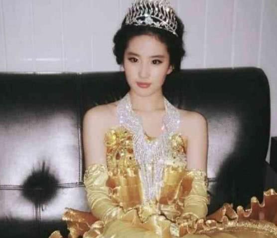 刘亦菲19岁试装金鹰女神,昔日彩排照曝光,网友