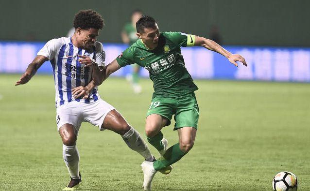 中国足球再现奇葩1幕:球员在国家队踢前锋,却