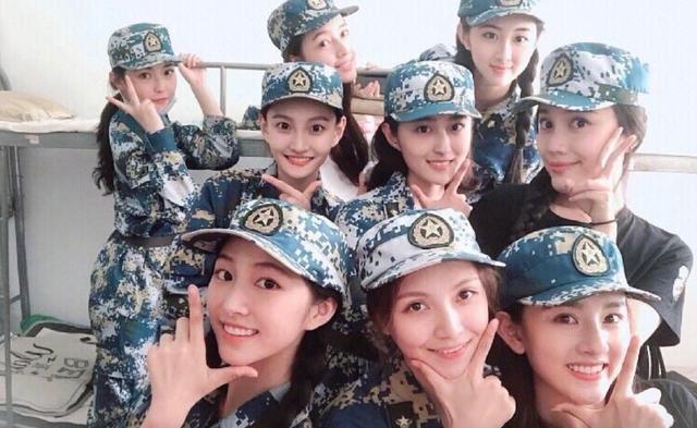 明星与室友合影:吴磊坐c位,千玺往后缩,能找出王俊凯的是真爱