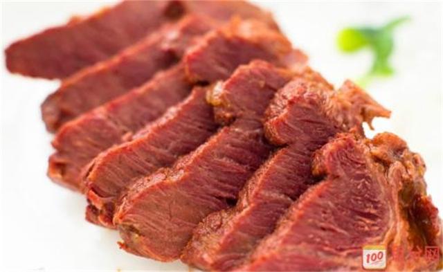 酱牛肉切时候怎样做才不碎,今天就教大家一招,保证切完完整!
