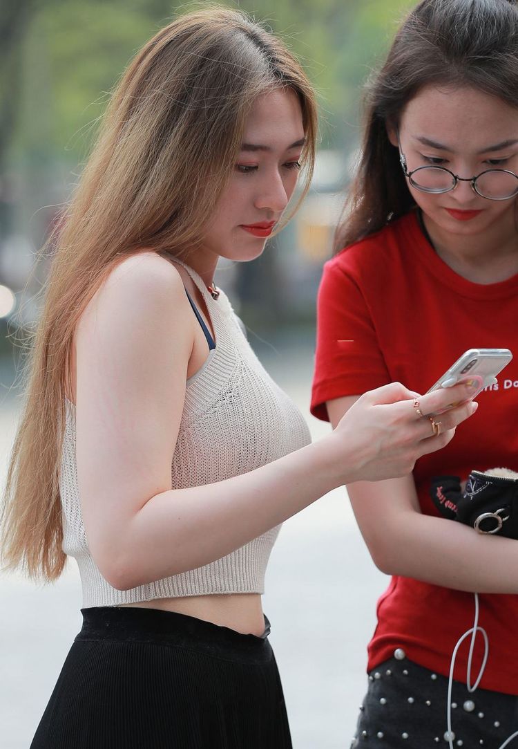 街拍:偶遇有纹身的美女姐姐,身材劲爆气质高冷