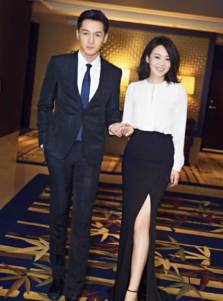 胡歌闫妮深夜相约,边走边聊开心大笑