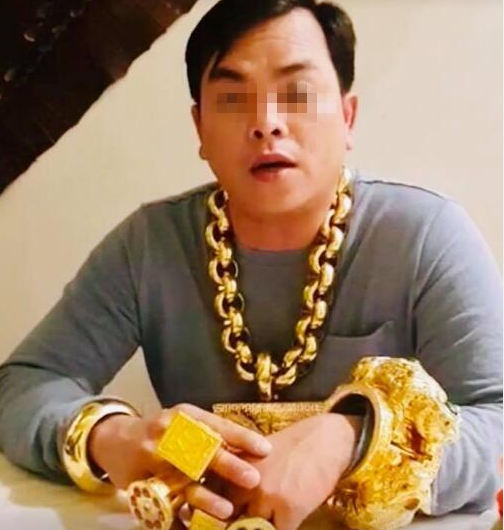 越南小伙戴13公斤黄金,称一天不戴浑身不自在,网友:土豪带我飞