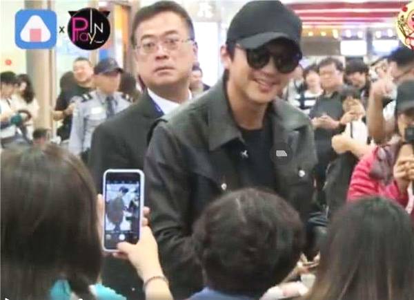 孙俪邓超机场被粉丝群挤散,他霸气护妻,获网友