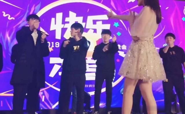 RNG年会优秀员工史森明中大奖,网友:爱笑的男