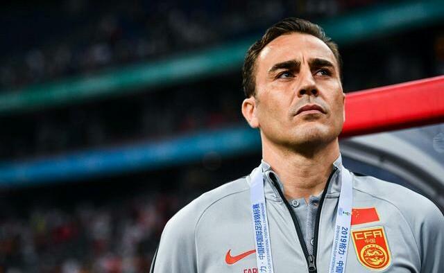 泰国队两球员配合后打门,颜骏凌扑救,但此时四