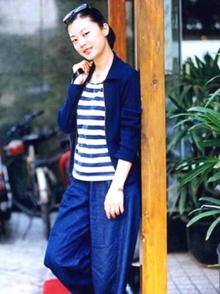 48岁央视主持人姜丰近照，当红时出国结婚生子，如今独自抚养儿女