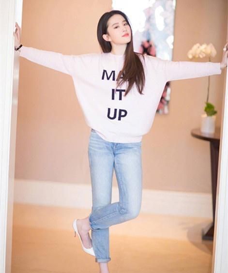 刘亦菲机场力求低调,却在大冬天戴遮阳帽,还好