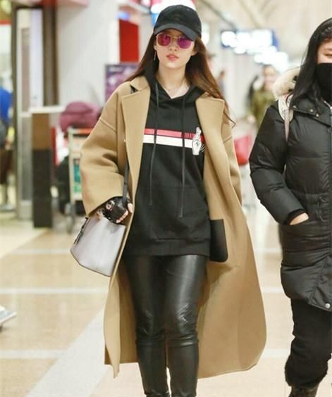 刘亦菲机场力求低调,却在大冬天戴遮阳帽,还好