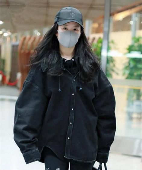 刘亦菲机场力求低调,却在大冬天戴遮阳帽,还好