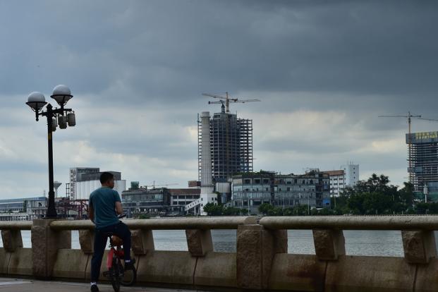 英国妹子首次游中国,刚下飞机就愣住了:怎么比