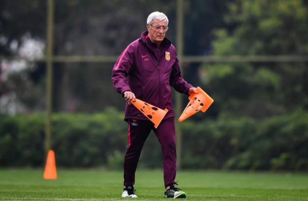 银狐里皮走了,老将郑智也要退役了,中国足球又