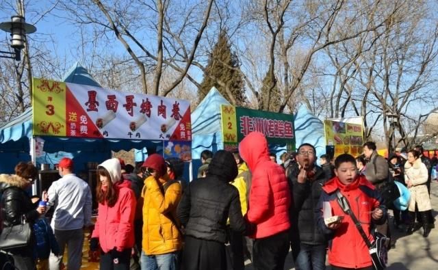 北京石景山游乐园2019年春节的洋庙会很亮眼：中外结合、特色鲜