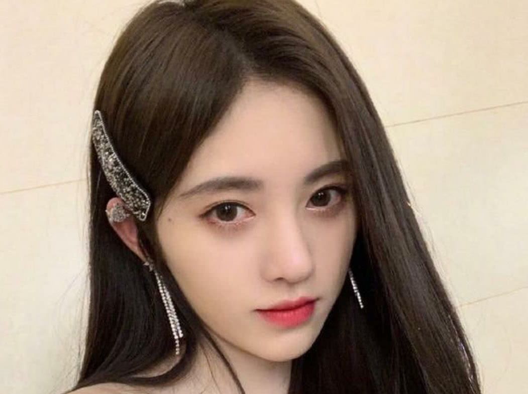 鞠婧祎"稀有"旧照被疯传,真实颜值放大后,网友:瞳孔疯狂地震