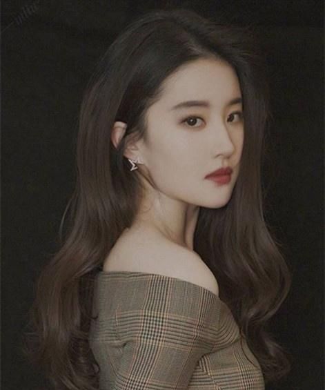 刘亦菲机场力求低调,却在大冬天戴遮阳帽,还好