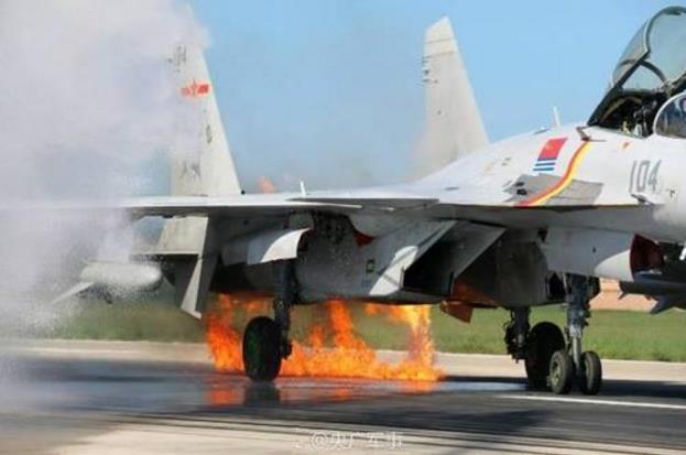 解放军歼15舰载机单价为何如此高昂? 这个细节