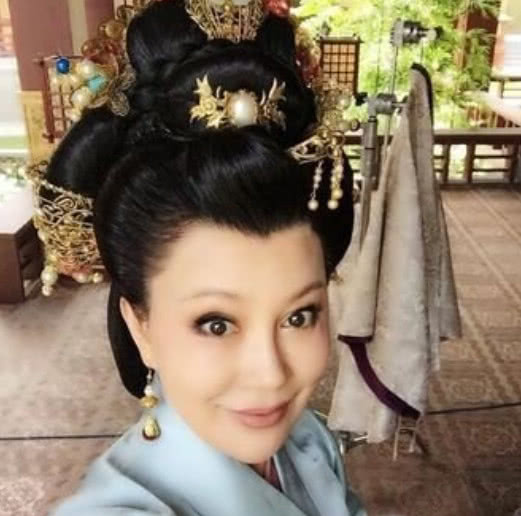 她与尤小刚因戏生情，成为御用女演员，今63岁却整成这样
