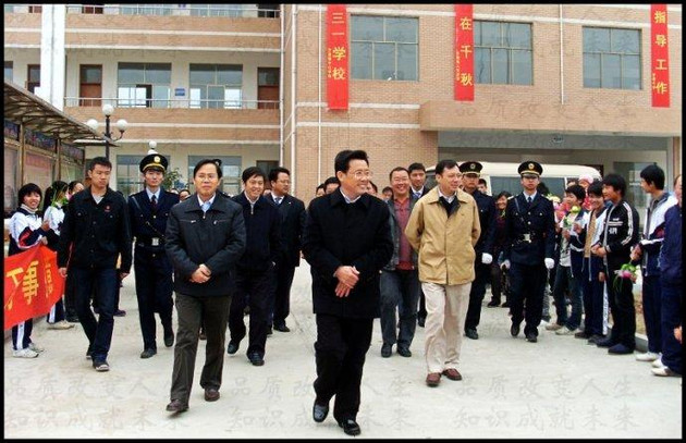 湖南共6辆迈巴赫他独占4辆,为了孝顺父母在农村家门口修停机坪