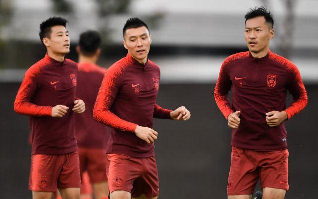 中国足球再现奇葩1幕:球员在国家队踢前锋,却