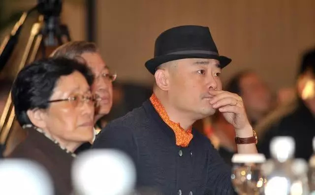 美国律师帮其脱罪,周立波与富婆穿情侣装庆祝