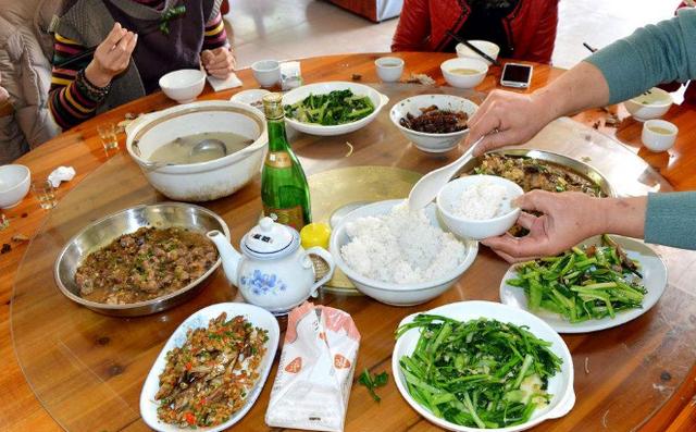 初次带男友回家吃饭,吃饭时妈妈扯我的衣角,低头一看我红了眼眶