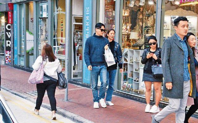 张智霖袁咏仪逛便利店,手牵手甜蜜购物像情侣