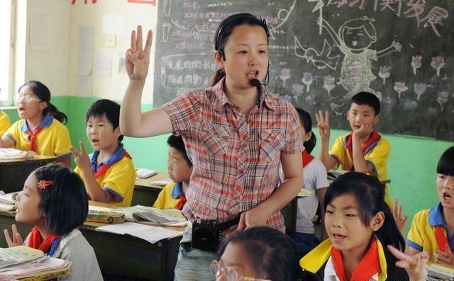 有人辞职离开有人拼命考编:中小学教师的职业