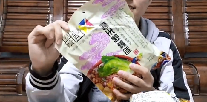 试吃一份螺蛳粉,调料包都直接放到开水中,还真