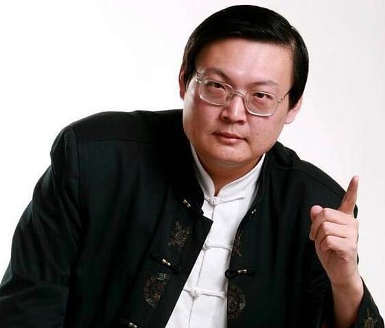 梁宏达曾用6个字评价白岩松，如今评价李咏却用了7个字，真敢说