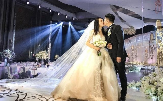 昔日国足王牌射手抱儿子大婚！妻子是普通人，今41岁任球队副总