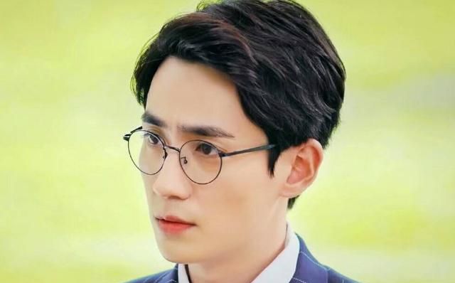 朱一龙证件照曝光,一身正气,红底照片抢镜,网友